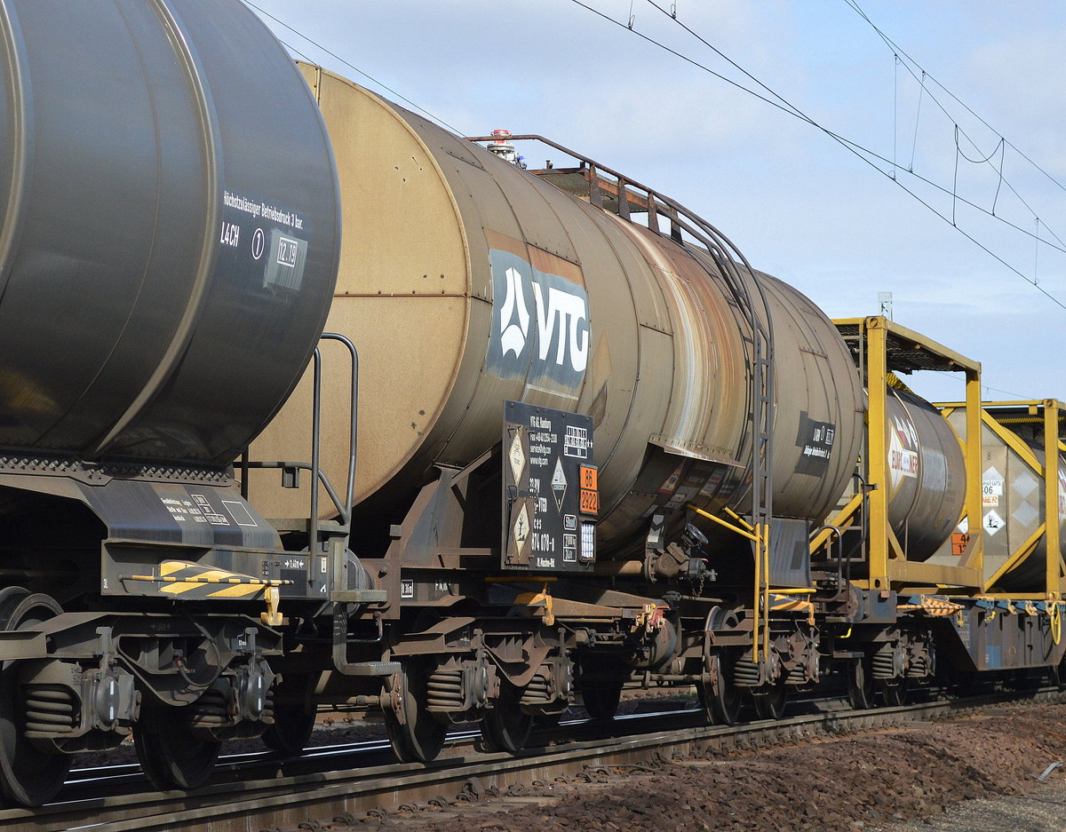 Kesselwagen vom Einsteller VTG in Hamburg mit der Nr. 33 RIV 80 D-VTGD 7874 078-8 Zaces Bf. Maschen-Rbf. (Un-Nr. 86/2922 = Ätzender, flüssiger Stoff, giftig, N.A.G.) am 16.03.17 Berlin-Wuhlheide.