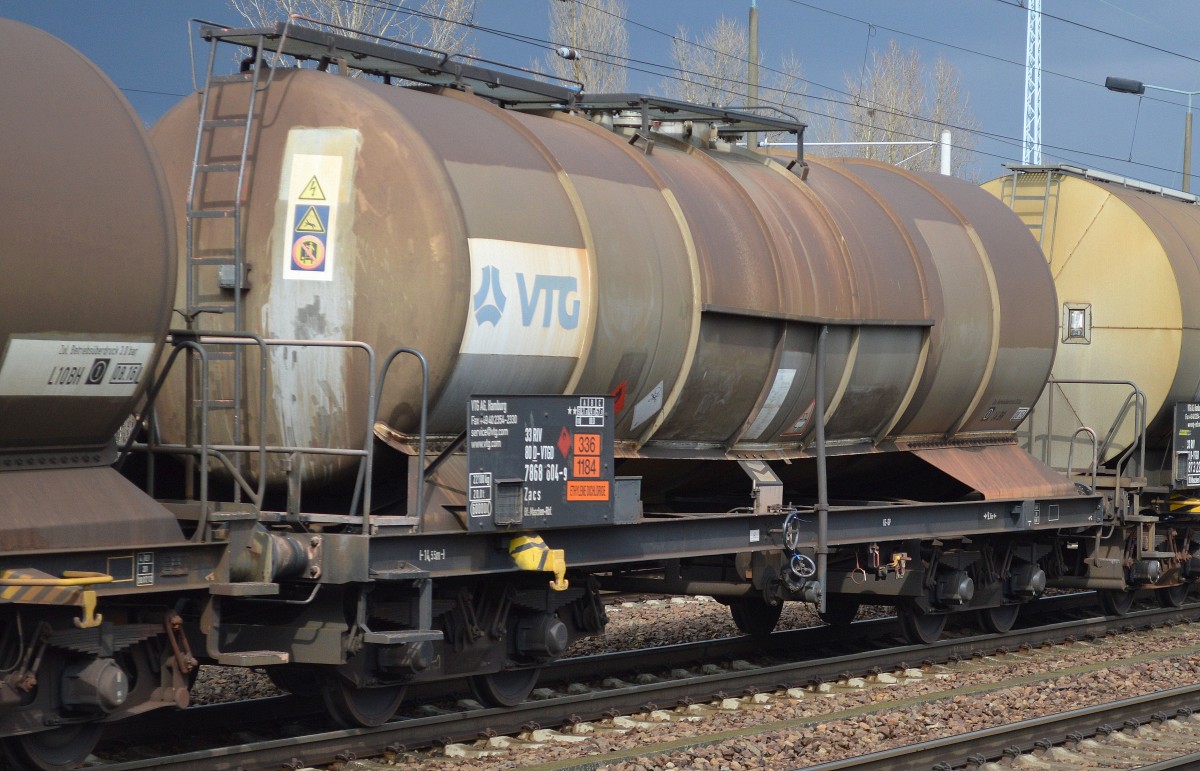 Kesselwagen vom Einsteller VTG mit dern Nr. 33 RIV 80 D-VTGD 7868 604-9 Zacs Bf.:Maschen-Rbf. (UN-Nr. 336/1184 = Ethylendichlorid) am 27.03.15 Bhf. Flughafen Berlin-Schönefeld.
