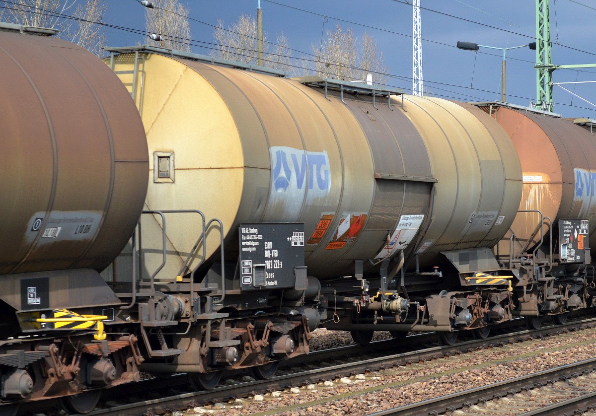 Kesselwagen vom Einsteller VTG mit der Nr. 33 RIV 80 D-VTGD 7873 222-3 Zaces Bf.:Maschen-Rbf. (UN-Nr. 336/1184 = Ethylendichlorid) am 27.03.15 Bhf. Flughafen Berlin-Schönefeld.