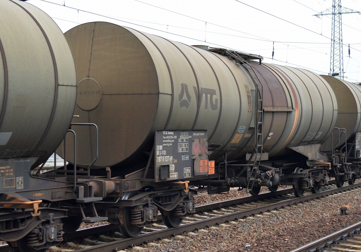 Kesselwagen vom Einsteller VTG mit der Nr. 33 RIV 80 D-VTGD 787 8 137-8(P) Zaes Bf.:Maschen-Rbf. (UN-Nr. 30/1307 = Xylole) am 19.10.15 Bhf. Flughafen Berlin-Schönefeld.