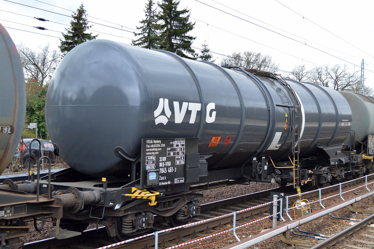 Kesselwagen vom Einsteller VTG mit der Nr. 33 RIV 80 D-VTGD 7845 461-2 Zacs Bf.: Maschen-Rbf. (UN-Nr.39/2055 = Styrol) am 07.04.16 Berlin-Hirschgarten.