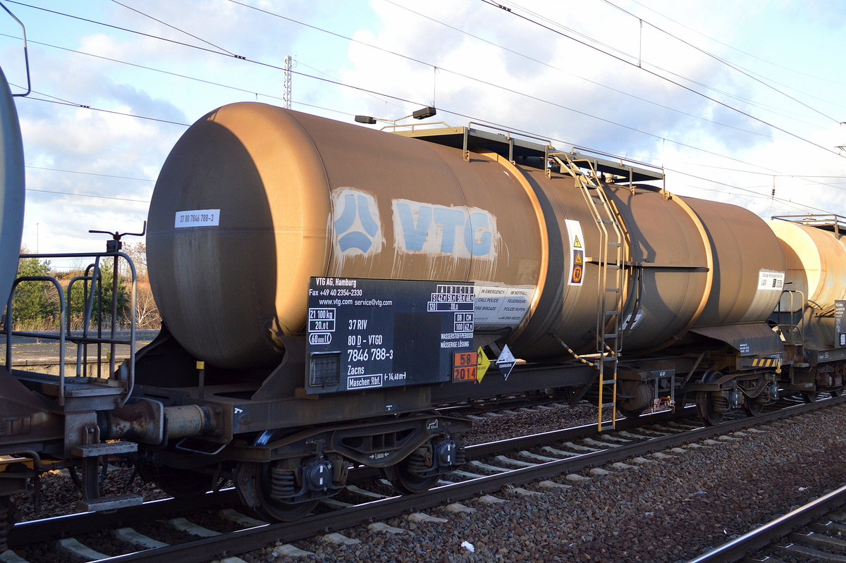 Kesselwagen vom Einsteller VTG mit der Nr. 37 RIV 80 D-VTGD 7846 788-3 Zacns Bf. Maschen Rbf. (UN-Nr.:58/2014 = Wasserstoffperoxid) am 27.11.16 Bf. Flughafen Berlin-Schönefeld.