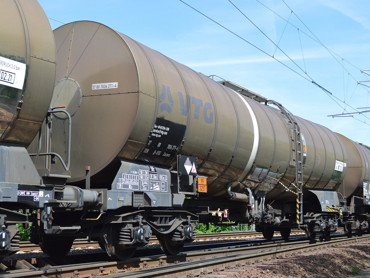 Kesselwagen vom Einsteller VTG mit der Nr. 37 TEN 80 D-VTG 7834 271-4 Zacens (UN.-Nr.: 99/3257 = Erwärmter, flüssiger Stoff, N.A.G., bei oder über 100 °C und bei Stoffen mit einem Schmelzpunkt unter seinem Flammpunkt (einschließlich geschmolzenes Metall, geschmolzenes Salz usw.) am 15.06.17 Berlin-Wuhlheide. 