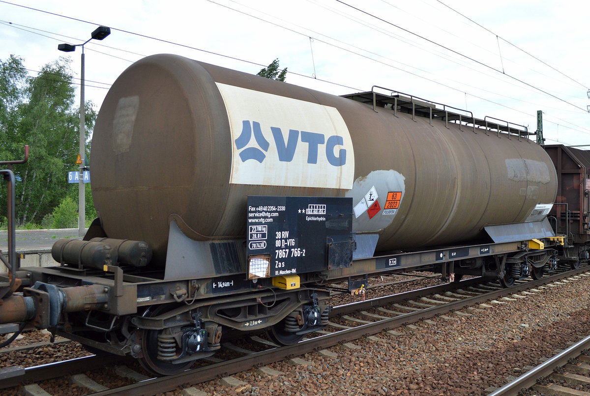 Kesselwagen vom Einsteller VTG mit der Nr. 38 RIV 80 D-VTG 7867 766-2 Zas Bf.:Maschen-Rbf. (UN-Nr.: 63/2023 = Epichlorhydrin) am 12.06.17 Nf. Flughafen Berlin-Schönefeld.