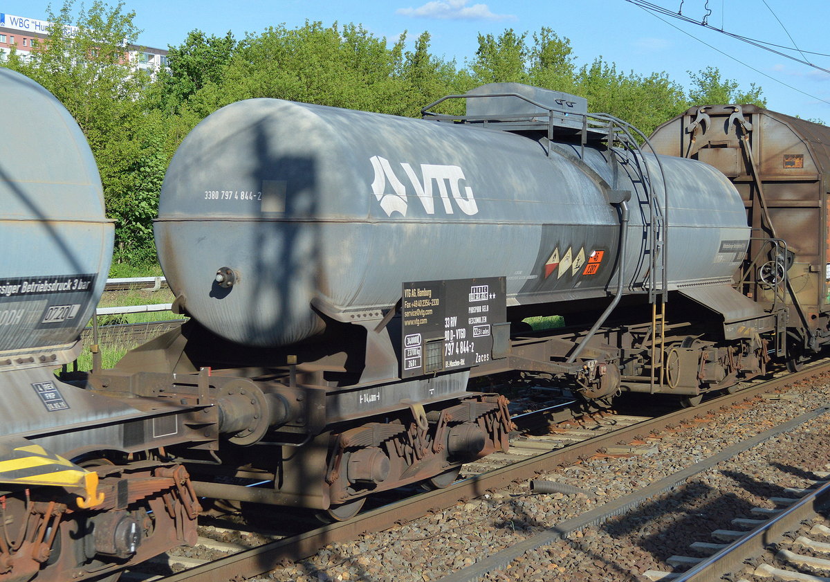Kesselwagen vom Einsteller VTG mit der Nr. 33 RIV 80 D-VTGD 797 4 844-2 Zaces Bf.: Maschen-Rbf. (UN-Nt.: 46/1381 = Phosphor, gelb, geschmolzen) am 31.05.17 Berlin-Hohenschönhausen.