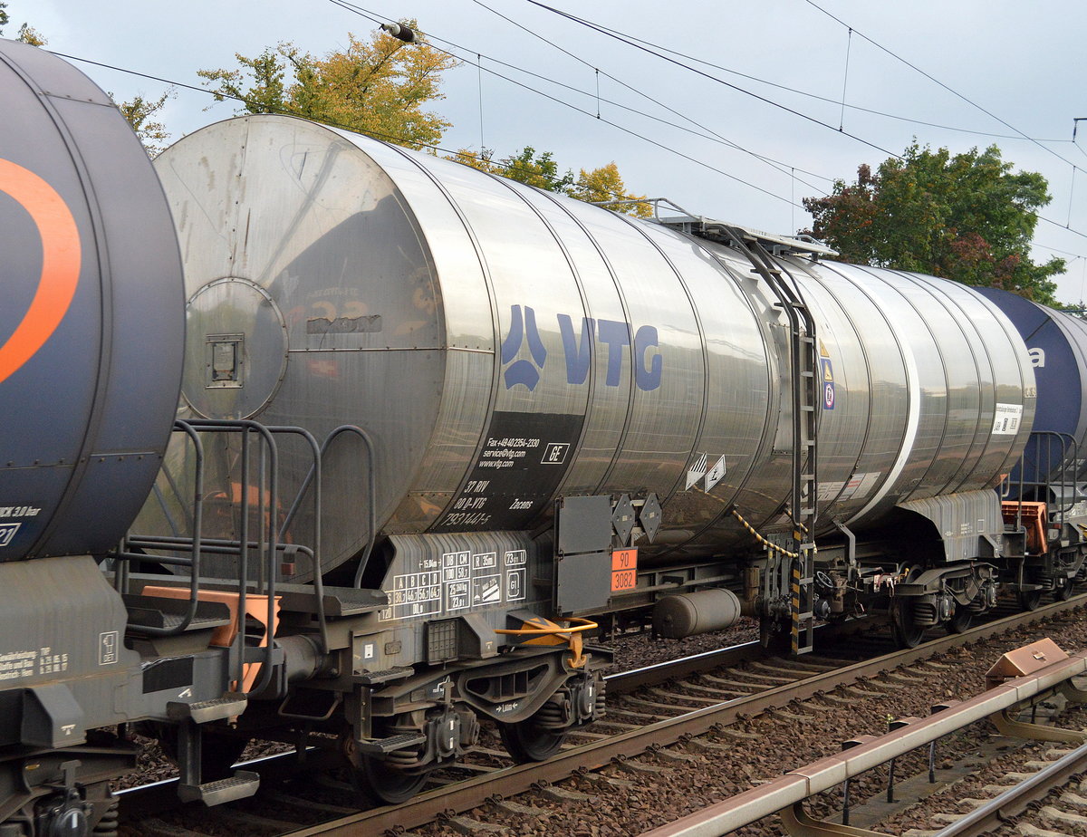 Kesselwagen vom Einsteller VTG mit der Nr. 37 RIV 80 D-VTG 7931 441-5 Zacens (UN-Nr.: 90/3082 = Umweltgefährdender Stoff, flüssig, N.A.G.) am 26.09.17 Berlin-Karow. 