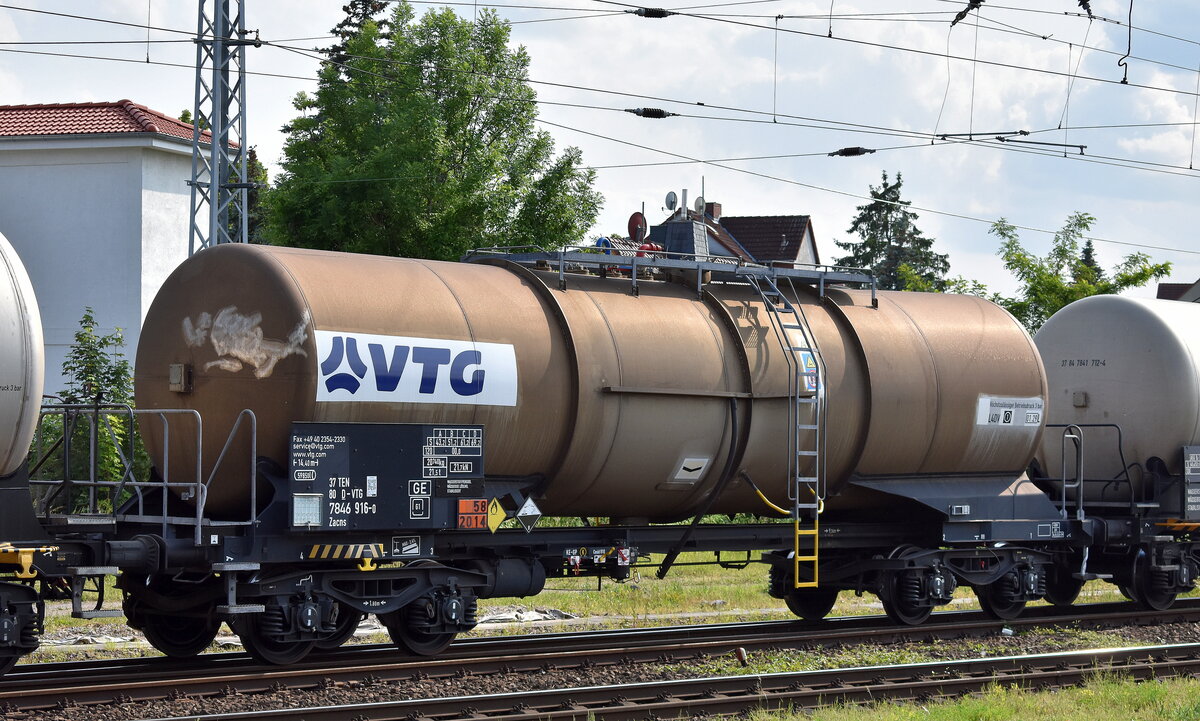 Kesselwagen vom Einsteller VTG mit der Nr. 37 TEN 80 D-VTG 7846 916-0 zacns (GE) für die Befüllung mit Wasserstoffperoxid siehe UN-Nr. 58/2014 in einem Übergabezug am 03.06.25 Höhe Bahnhof Stendal Hbf.