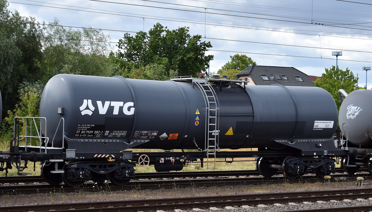Kesselwagen vom Einsteller VTG mit der Nr. 37 TEN 80 D-VTG 7929 082-1 Zacns (GE) für das Ladegut Salzsäure siehe UN-Nr.: 80/1789 in einem gemischten Güterzug am 10.07.25 Höhe Bahnhof Magdeburg Hbf.