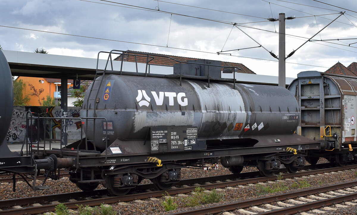 Kesselwagen vom Einsteller VTG mit der Nr. 33 RIV 80 D-VTG 7975 284-0 Zaces für das Ladegut 	Phosphor, weiß oder gelb, trocken, unter Wasser oder in Lösung siehe UN-Nr.: 46/1381 in einem gemischten Güterzug am 16.07.25 Höhe Bahnhof Luckenwalde.
