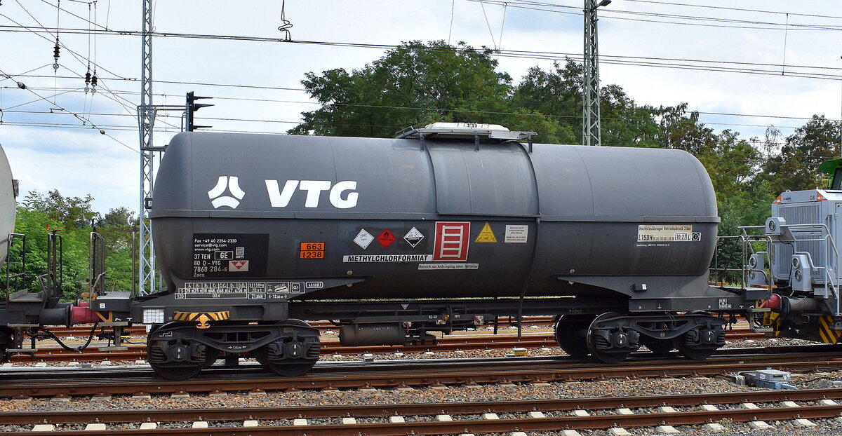 Kesselwagen vom Einsteller VTG mit der Nr. 37 TEN 80 D-VTG 7868 284-6 Zacs (GE) lt. UN-Nr.: 663/1238 für das Ladegut Methylchlorformiat am 10.09.25 in einer Abstellgruppe Höhe Bahnhof Ruhland.