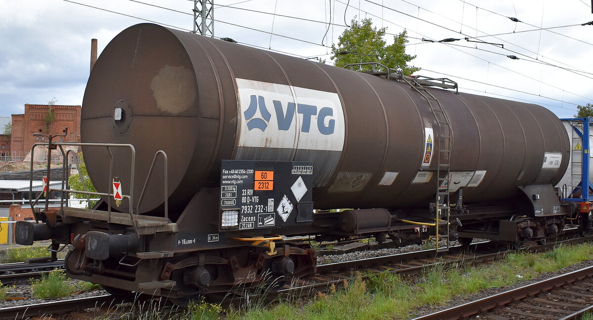 Kesselwagen vom Einsteller VTG mit der Nr. 33 RIV 80 D-VTG 7932 232-1 Zacens lt. UN-Nr.: 60/2312 für das Ladegut Phenol, geschmolzen in einem gemischten Güterzug am 11.09.25 Höhe Bahnhof Magdeburg-Neustadt