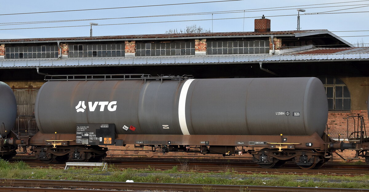 Kesselwagen vom Einsteller VTG mit der Nr. 33 RIV 80 D-VTG 7957 770-0 Zas für die Befüllung mit Dieselkraftstoff in einem Kesselwagenzug am 13.11.25 Höhe Bahnhof Frankfurt/Oder.