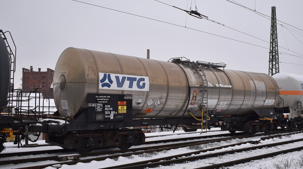 Kesselwagen vom Einsteller VTG mit der Nr. 33 RIV 80 D-VTG 7874 869-0 Zaces lt. UN-Nr. 86/2922 für das Ladegut Ätzender, flüssiger Stoff, giftig, N.A.G. / NATRIUM HYDROGENSULFID in einem gemischten Güterzug am 29.01.26 Höhe Bahnhof Magdeburg Neustadt.