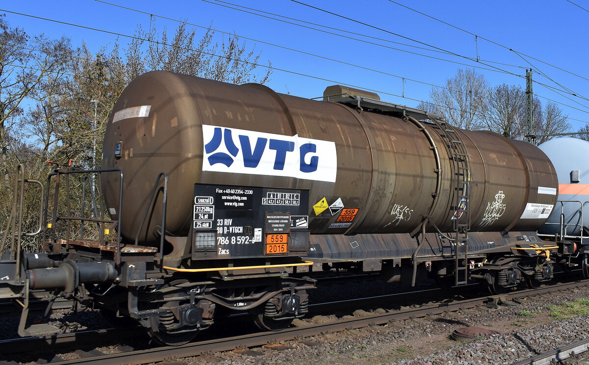 Kesselwagen vom Einsteller VTG Schweiz GmbH mit deutscher Registrierung mit der Nr. 33 RIV 80 D-VTGCH 786 8 592-6 Zacs, lt. UN-Nr.: 559/2015 für die Befüllung mit Wasserstoffperoxid, wässrige Lösung, stabilisiert mit mehr als 60 % Wasserstoffperoxid in einem gemischten Kesselwagenzug am 27.03.25 Höhe Bahnhof Niederndodeleben.