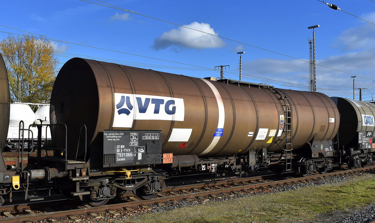Kesselwagen vom Einsteller VTG Schweiz GmbH mit der Nr. 37 RIV 80 D-VTGCH 7931 066-0 Zacens, lt. UN-Nr.: 33/1114 für die Befüllung mit Benzol in einem Ganzzug am 29.10.25 Höhe Bahnhof Frankfurt/Oder.