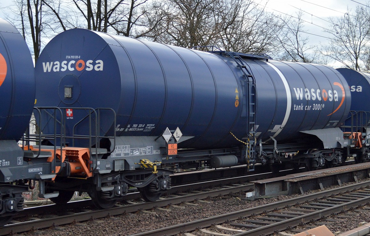 Kesselwagen vom Einsteller Wascosa AG mit der Nr. 37 TEN-RIV 84 NL-WASCO 7933 333-8 Zacens lt. Un-NR. 90/3082 für den Transport von flüssigen umweltgefährdenden Stoffen (meist Heizoel) am 13.01.15 Berlin-Karow.