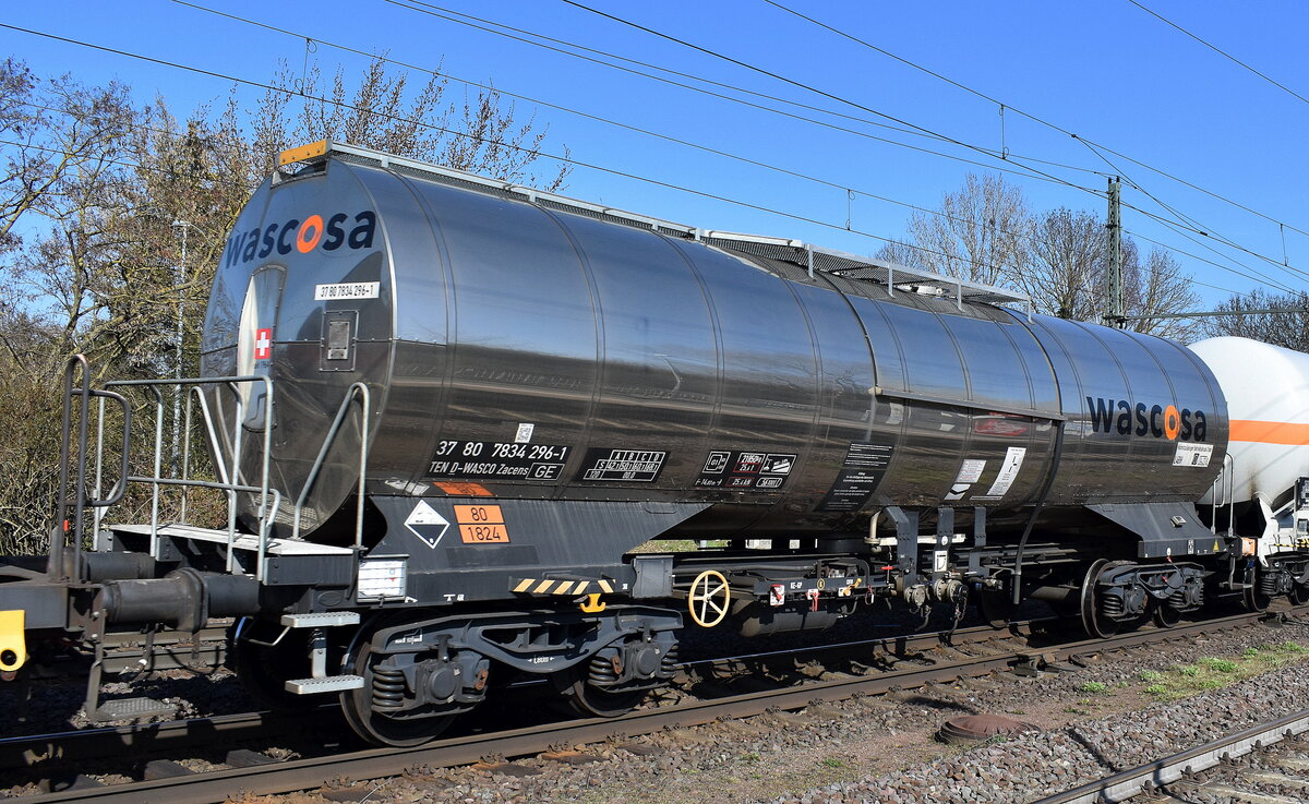 Kesselwagen vom Einsteller WASCOSA AG mit der Nr. 37 TEN 80 D-WASCO 7834 296-1 Zacens (GE), lt. UN-Nr.: 80/1824 für die Befüllung mit Natriumhydroxidlösungen (Natronlauge) in einem gemischten Kesselwagenzug am 27.03.25 Höhe Bahnhof Niederndodeleben.