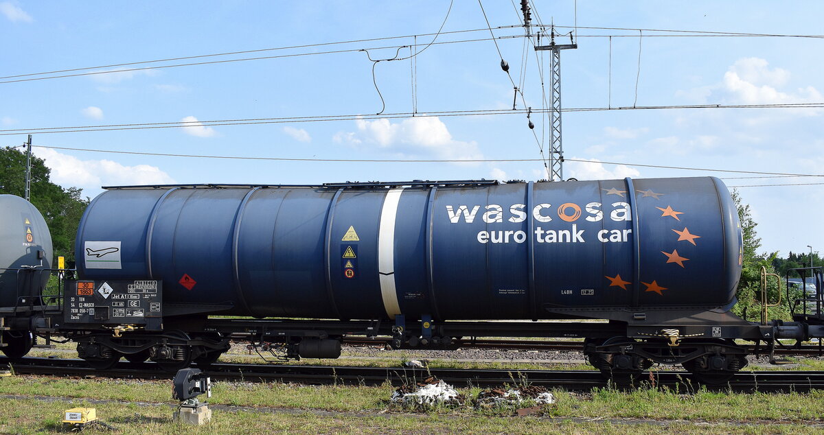 Kesselwagen vom Einsteller WASCOSA AG mit tschechischer Registrierung mit der Nr. 33 TEN 54 CZ-WASCO 7838 058-7 Zacns 393.B-2 (GE) für die Befüllung mit Kerosin siehe UN-Nr.: 30/1863 in einem Ganzzug am 03.06.25 Höhe Bahnhof Stendal Hbf.