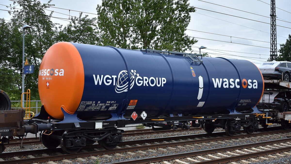 Kesselwagen vom Einsteller WASCOSA AG mit Firmenlogo der polnischen Petrochemical Trading Company - WGT GROUP mit deutscher Registrierung mit der der Nr. 35 TEN 80 D-WASCO 7830 671-1 Zacns (GE) für das Ladegut Pentane, flüssig siehe UN-Nr.: 33/1265 in einem gemischten Güterzug am 09.07.25 Höhe Bahnhof Saarmund.
