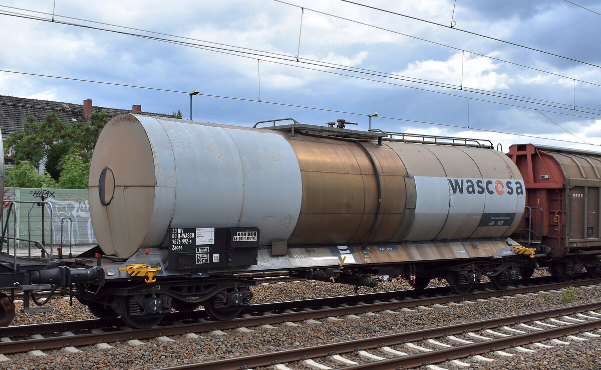 Kesselwagen vom Einsteller WASCOSA AG mit der Nr. 33 RIV 80 D-WASCO 7876 992-8 Zaces lt. Produktaufkleber der Fa. skw Piesteritz für das Ladegut AdBlue in einem gemischten Güterzug am 16.07.25 Höhe Bahnhof Luckenwalde.