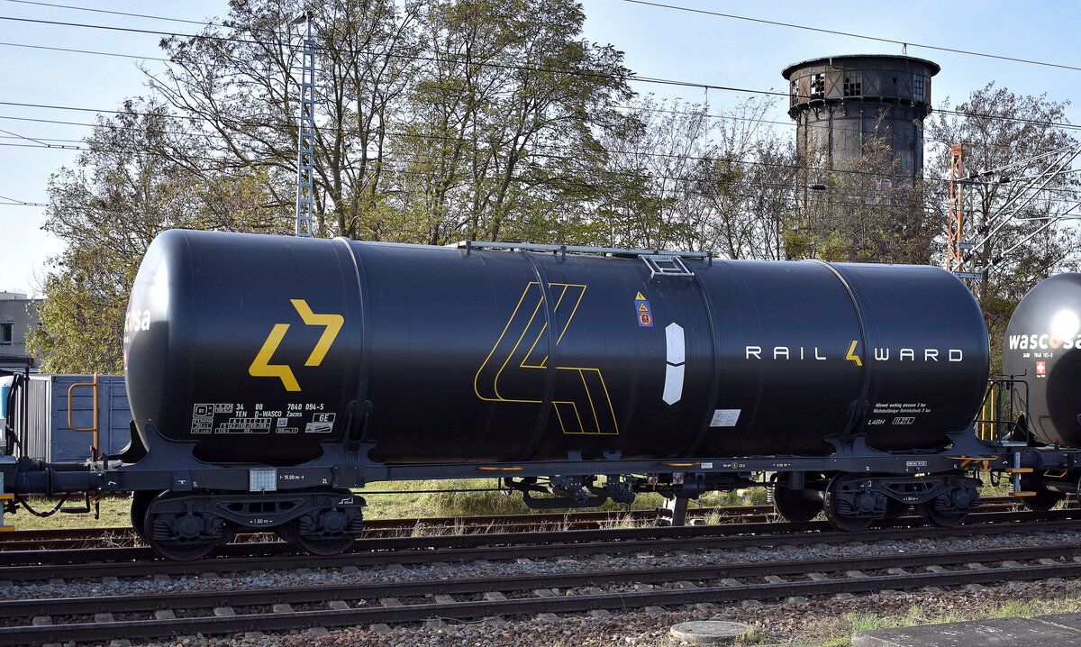 Kesselwagen vom Einsteller WASCOSA AG mit der Nr. 34 TEN 80 D-WASCO 7840 094-5 Zacns (GE) angemietet vom Logistiker RAIL4WARD siehe Logo am Wagen auch mit Niederlassung in Polen in einem Ganzzug am 13.11.25 Höhe Bahnhof Frankfurt/Oder.