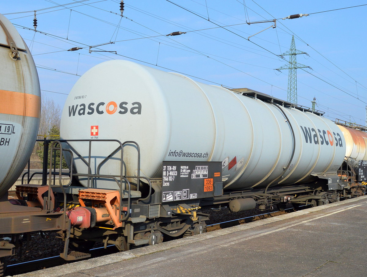 Kesselwagen vom Einsteller wascosa mit der Nr. 37 TEN-RIV 80 D-WASCO 7846 102-7 Zacns
(UN-Nr.: 336/1093 = Acrylnitril, stabilisiert) am 09.02.17 Bf. Flughafen Berlin-Schönefeld.