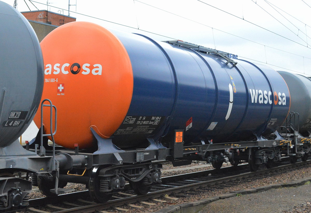 Kesselwagen vom Einsteller WASCOSA mit tschechischer Registrierung mit der Nr. 33 TEN 54 CZ-WASCO 7841 669-5 Zacns (UN-Nr.: 33/1203 = Benzin) am 11.10.17 BF. BErlin-Lichtenberg.
