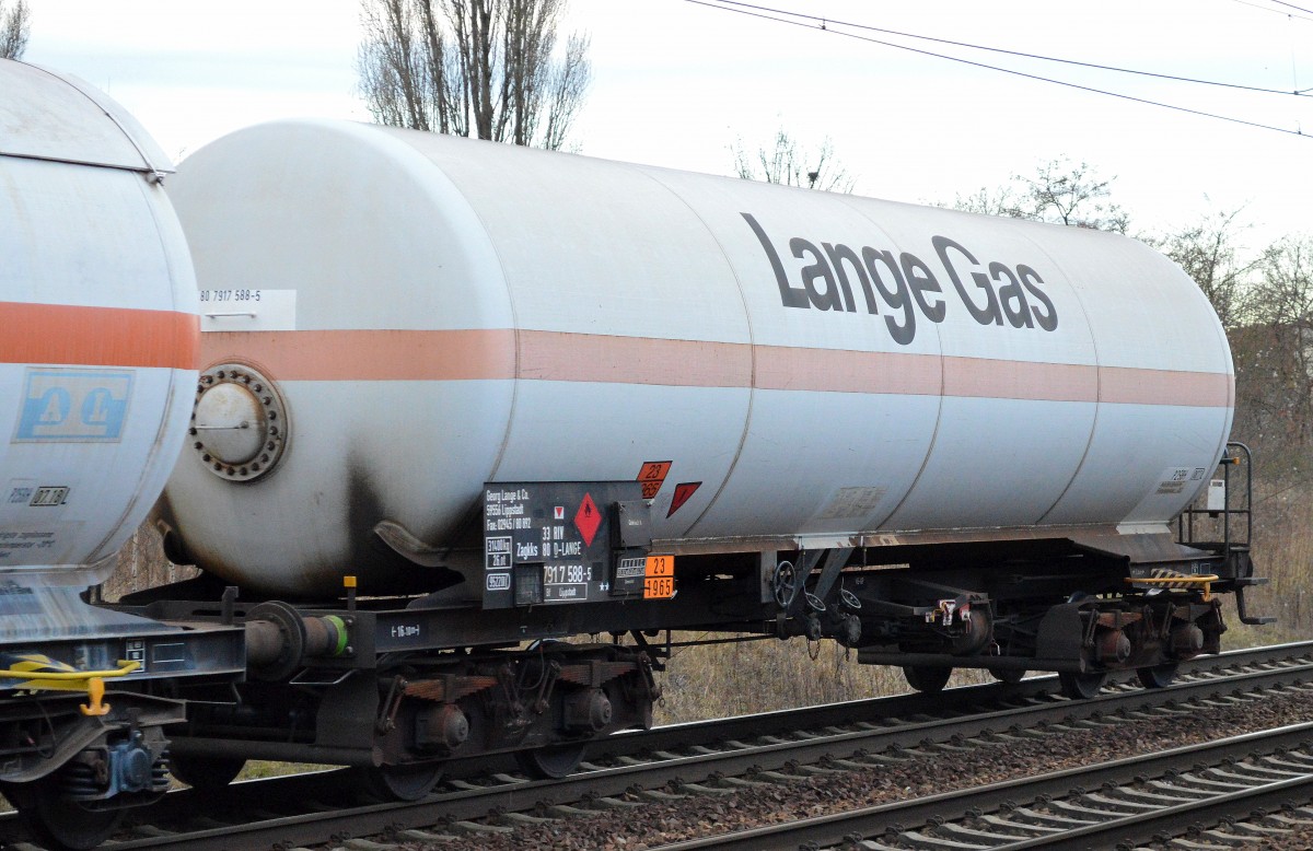 Kesselwagen der Fa. Georg Lange & Co. mit der Nr. 33 RIV 80 D-LANGE 791 7 588-5 Zagkks Bf. Lippstadt lt UN-Nr. 23/1965 zum Transport von Propangas, 13.01.15 Berlin-Pankow.