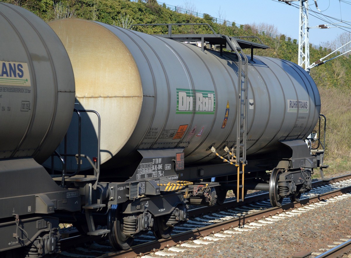 Kesselwagen mit der Aufschrift RUHRTRANS vom Einsteller On Rail eingestellt in den Niederlanden mit der Nr. 37 TEN RIV 84 NL-ORME 7933 294-2 Zacens (Un-Nr. 44/2448 = Schwefel geschmolzen) am 19.03.15 Berlin-Hohenschönhausen.