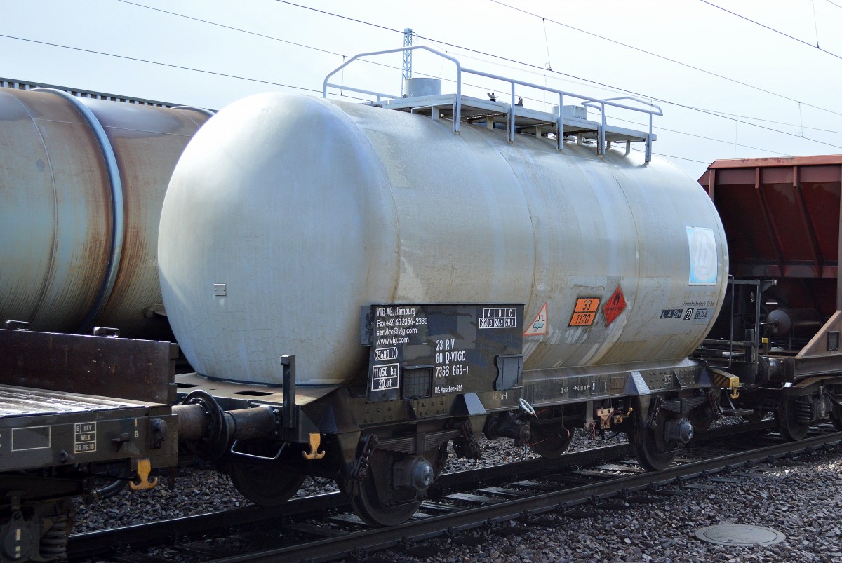 Kesselwagen mit zwei Rads�tzen vom Wageneinsteller VTG AG in Hamburg mit itg-Logo mit der Nr. 23 RIV 80 D-VTGD 7366 669-1 Bf.:Maschen-Rbf. lt. Gefahrstofftafel 33 /1170 f�r den Transport von Ethanol am 19.03.14 Bhf. Flughafen Berlin-Sch�nefeld.