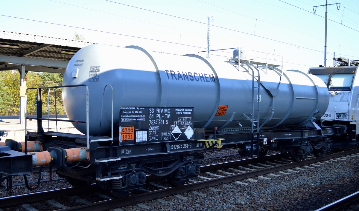 Kesselwagen der polnischen Fa. Transchem Sp. z o.o. mit der Nr. 33 RIV MC 51 PL-TM 7874 261-5 Zaces 3111 (UN-Nr. X886/1831 = Schwefelsäure, rauchend) am 12.10.15 Bhf. Flughafen Berlin-Schönefeld.