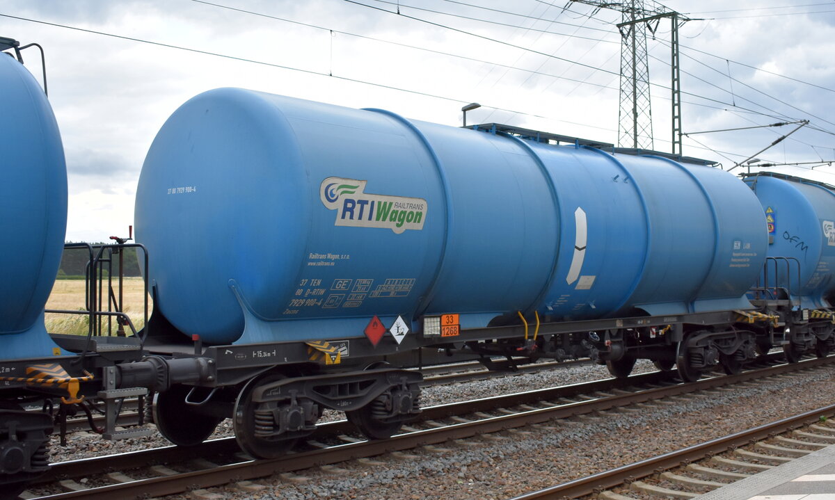 Kesselwagen vom tschechischen Einsteller Railtrans Wagon, s.r.o. mit deutscher Registrierung mit der Nr. 37 TEN 80 D-RTIW 7929 900-4 zacns (GE) lt. UN-Nr.: 33/1268  für Erdöldestillate, N.A.G. oder Erdölprodukte, N.A.G. in einem Ganzzug am 23.06.25 Höhe Bahnhof Rodleben.