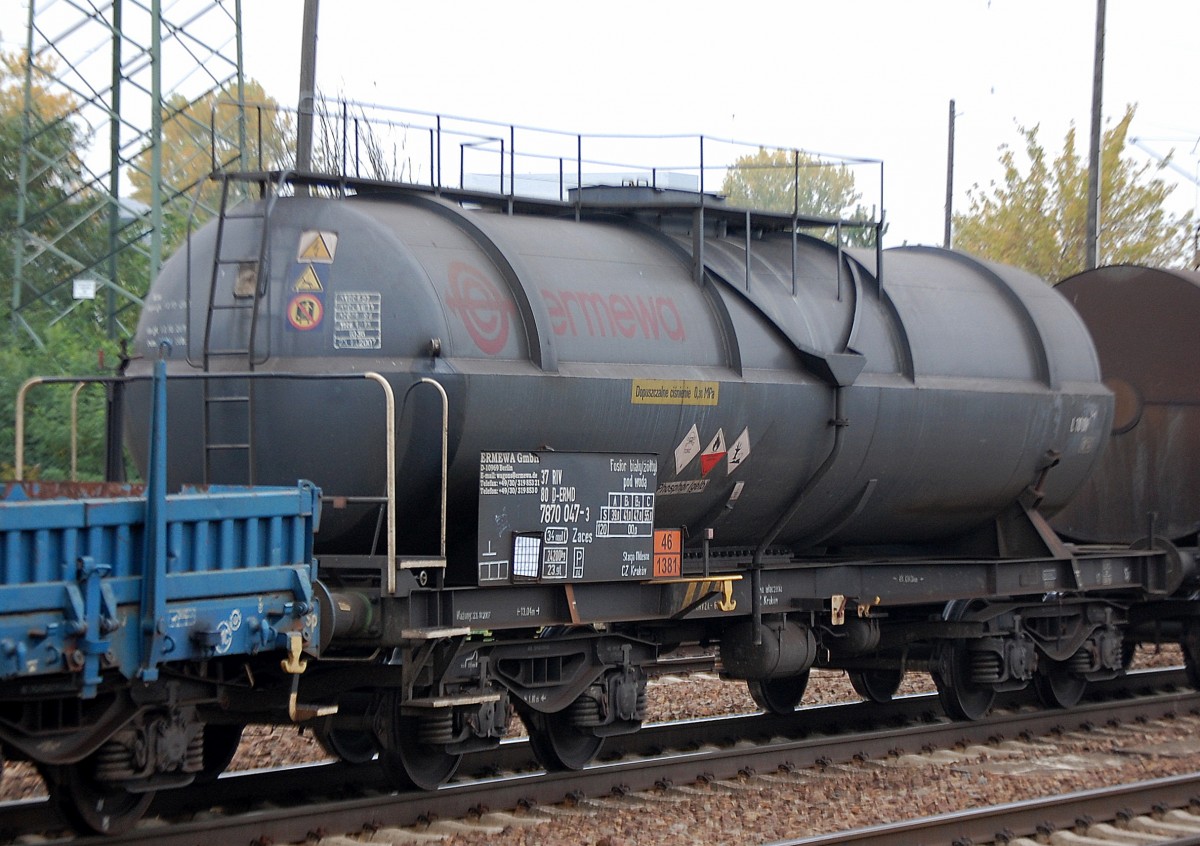 Kesselwagen vom Wageneinsteller ERMEWA GmbH in Deutschland mit der Nr. 37 RIV 80 D-ERMD 7870 047-3 Zaces lt. Gefahrstofftafel 46/1381 f�r den Transport von Phosphor gelb am 09.10.13 Bhf. Flughafen Berlin-Sch�nefeld.