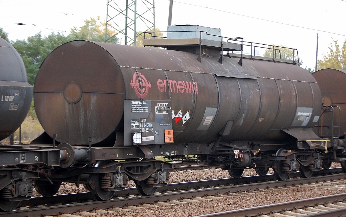 Kesselwagen vom Wageneinsteller ERMEWA SAS in Deutschland mit der Nr. 33 RIV 80 D-ERMD 796 8 833-3(P) Zaes Bf. Schwerin lt Gefahrstofftafel 46/1381 f�r den Transport von Phosphor gelb am 09.10.13 BHf. Flughafen Berlin-Sch�nefeld. 