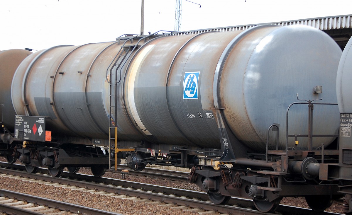 Kesselwagen vom Wageneinsteller VTG in Hamburg mit der Nr. 33 RIV 80 D-VTGD 7860 434-9 Zas Bf.: Maschen-Rbf. lt Gefahrstofftafel f�r Benzin Transporte, seilich klebt das Firmenlogo itg, 09.10.13 Bhf. Flughafen Berlin-Sch�nefeld. 