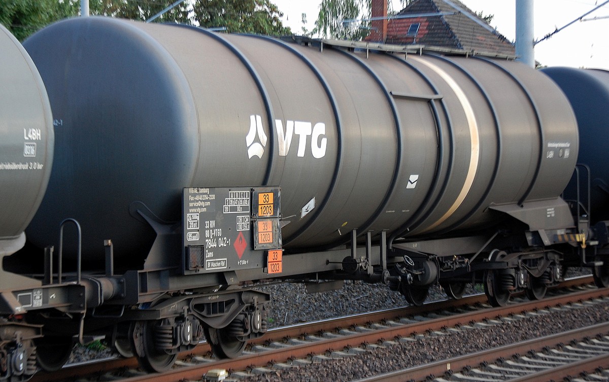 Kesselwagen vom Wageneinsteller VTG mit der Nr. 33 RIV 80 D-VTGD 7844 042-1 Zans f�r Benzintransporte lt. Gefahrstofftafel, 21.08.13 Berlin-Blankenburg.