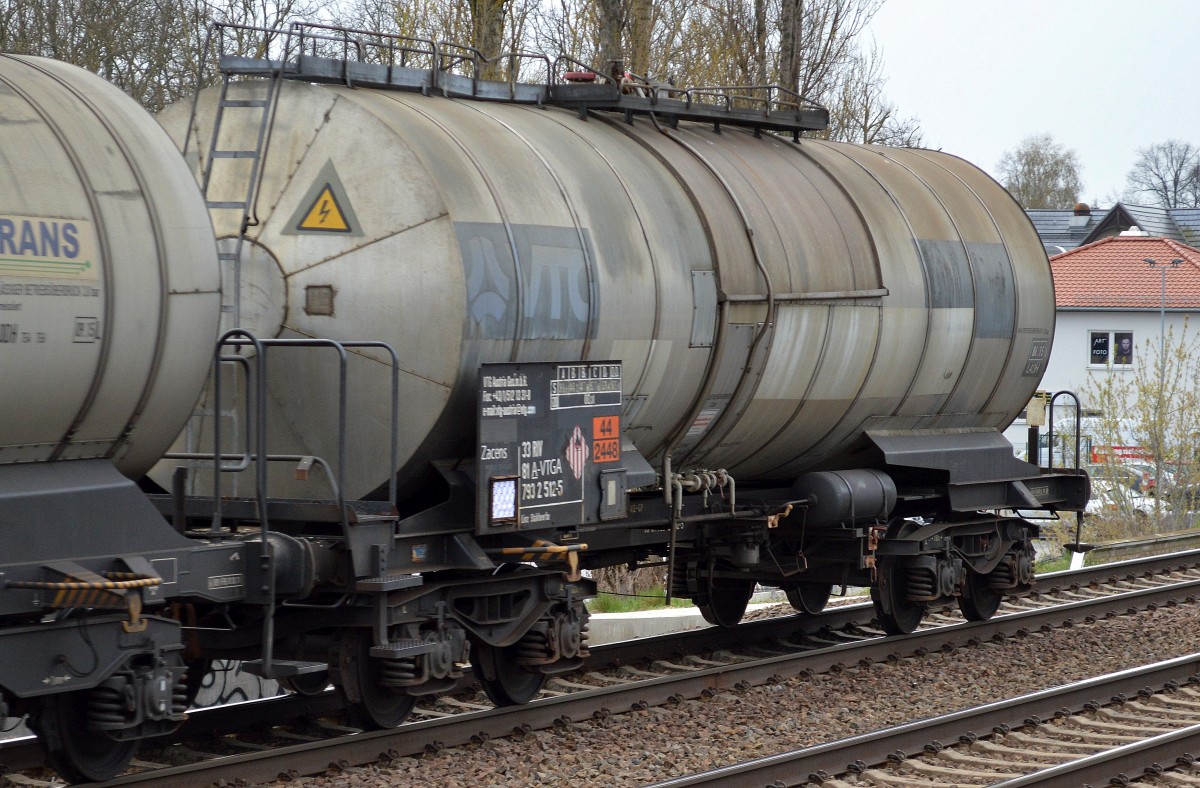 Kesselwagenwagen vom Einsteller VTG Austria mit der Nr. 33 RIV 81 A-VTGA 793 2 512-5 Zacens Linz Stahlwerke lt. UN.Nr. 44/2448 Ladegut Schwefel geschmolzen am 04.04.14 Berlin-Karow.