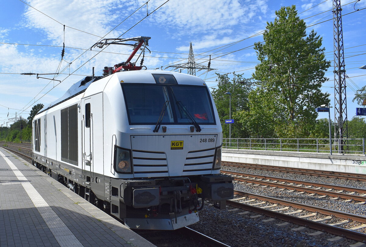 KGT Gleis- and Tiefbau GmbH, Berlin [D] mit der geleasten nortrail Vectron Dual Lok  248 089  [NVR-Nummer: 90 80 2248 089-5 D-NRAIL] am 12.08.25 Durchfahrt Bahnhof Saarmund.
