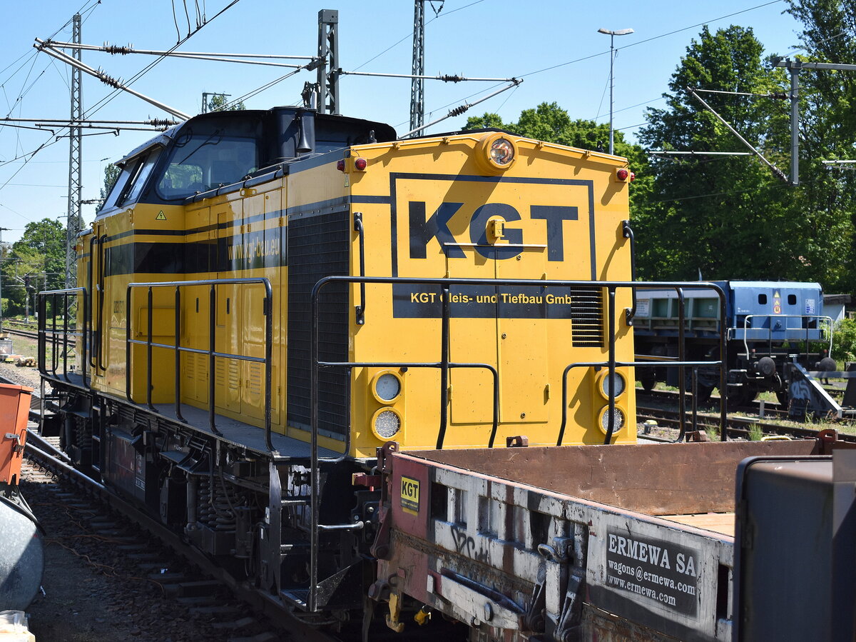 KGT Gleis- und Tiefbau GmbH, Berlin mit ihrer  203 737  [NVR-Nummer: 92 80 1203 136-7 D-KGT] und einem Ganzzug Drehgestell-Flachwagen mit altem Schotter + Gleisbohlen bei der Gleisbaustelle am Bahnhof Berlin Wannsee am 13.05.25