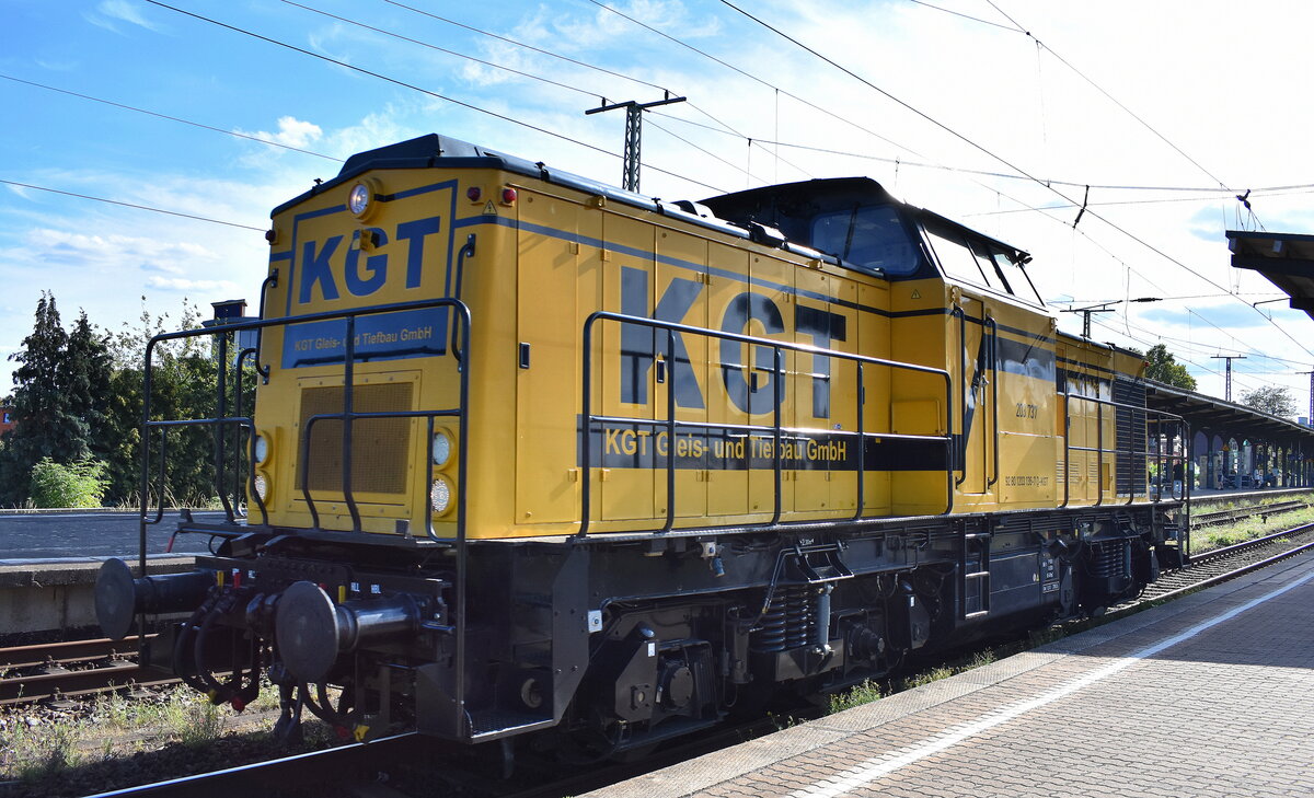 KGT Gleis- und Tiefbau GmbH, Berlin mit ihrer  203 737  [NVR-Nummer: 92 80 1203 136-7 D-KGT] am 08.09.25 Durchfahrt Bahnhof Magdeburg-Neustadt.