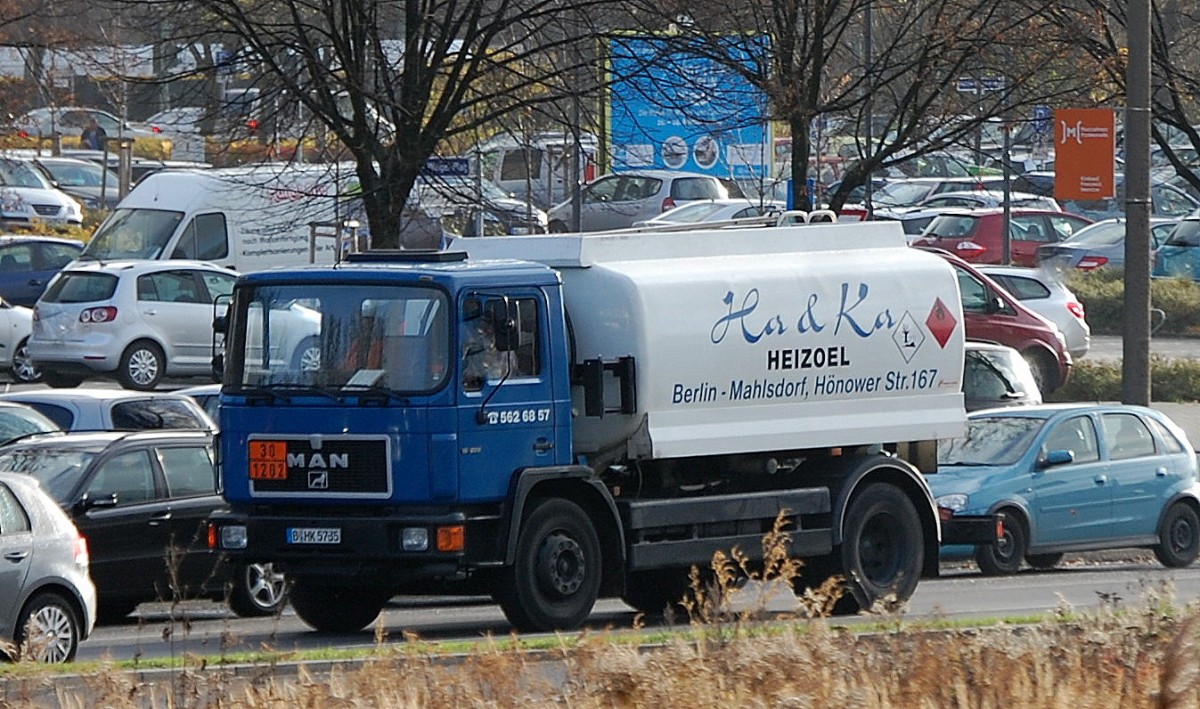 Kleiner �lterer MAN Tanklaster der Fa. Ha & Ka lt. Gefahrstofftafel f�r Dieselkraftstofftransporte am 13.11.13 Berlin-Marzahn.  