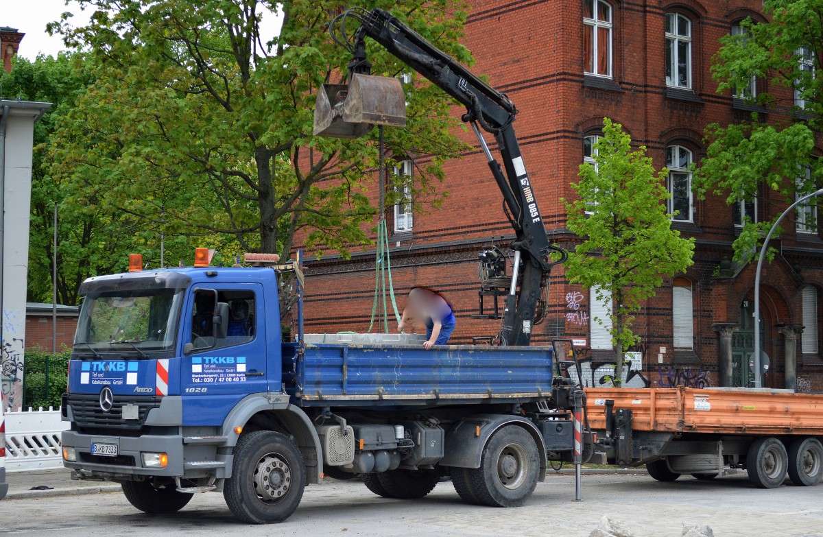 Kleiner Baukipper der Fa. TKKB, ein MB ATEGO 1828 (Selbstlader) + Hänger am 05.05.15 Berlin-Moabit. 