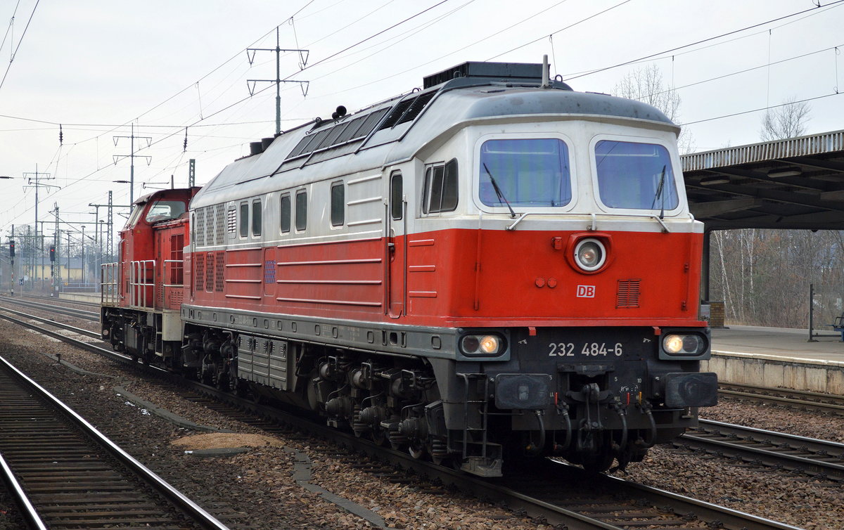 Kleiner Lokzug, 232 484-6 (jetzt mit kleinem leicht schräg aufgesetztem DB Frontlogo) mit der 298 324-5 am Haken am 08.02.17 Durchfahrt Bf. Flughafen Berlin-Schönefeld.
