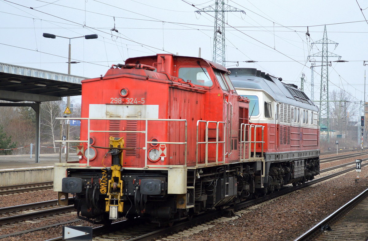 Kleiner Lokzug, 232 484-6 (jetzt mit kleinem leicht schräg aufgesetztem DB Frontlogo) mit der 298 324-5 am Haken am 08.02.17 Durchfahrt Bf. Flughafen Berlin-Schönefeld.