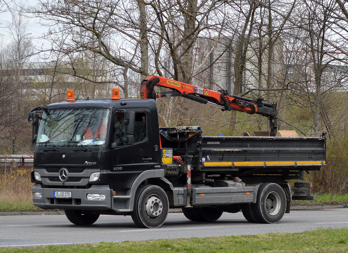 Kleiner MB ATEGO 1218 Baukipper (Selbstlader/PALFINGER PK 7001-K) am 31.03.16 Berlin-Marzahn.