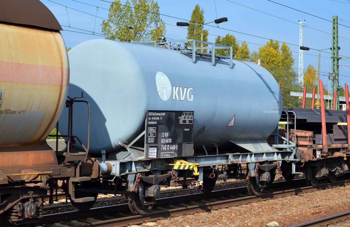 Kleiner zweiachsiger Kesselwagen vom Einsteller GATX Rail Germany mit der Nr. 23 RIV 80 D-GATXD 746 0 448-5 Zs Bf. Altenburg am 04.10.15 in einem gemischten Güterzug im Bhf. Flughafen Berlin-Schönefeld.