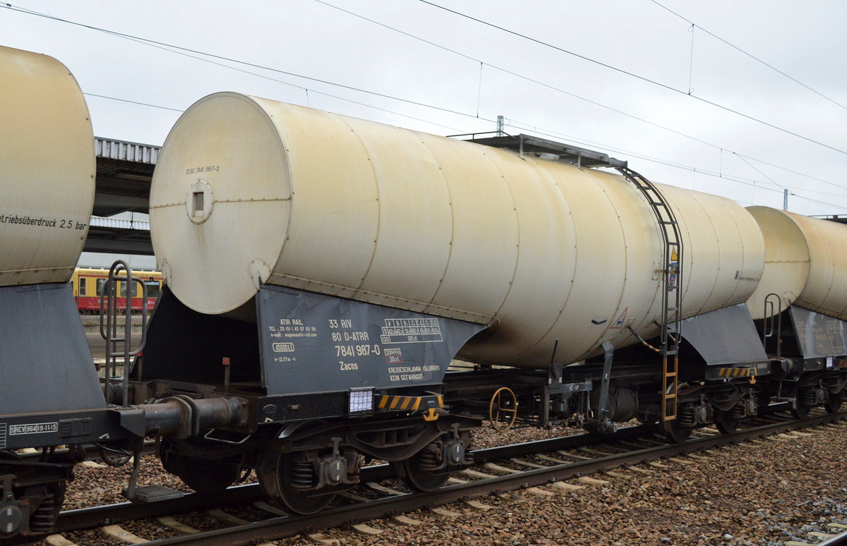 Knickkesselwagen vom Einsteller ATIR RAIL mit der Nr. 33 RIV 80 D-ATRR 7841 987-0 Zacns Ladegut: KREIDESCHLAMM (SLURRY)/KEIN GEFAHRGUT am 03.02.18 Bf. Flughafen Berlin-Schönefeld.