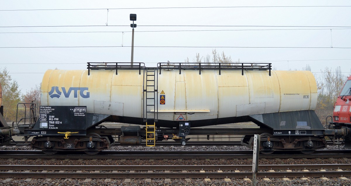 Knickkesselwagen vom Einsteller VTG in Hamburg mit der Nr. 33 RIV 80 D-VTGD 7848 032-0 Zaes Bf.: Maschen-Rbf. für den Transport von Kreide Slurry (Kreideschlamm) das nicht als Gefahrgut zählt am 13.11.14 Bhf. Flughafen Berlin-Schönefeld.