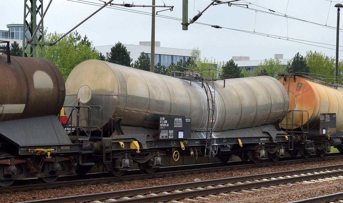 Knickkesselwagen vom franz�sischen Einsteller ATIR-RAIL mit der Nr. 33 RIV 87 F-ATRR 789 8 091-6(P) f�r den Transport von Kreideschlamm, 24.04.14 Bhf. Flughafen Berlin-Sch�nefeld.