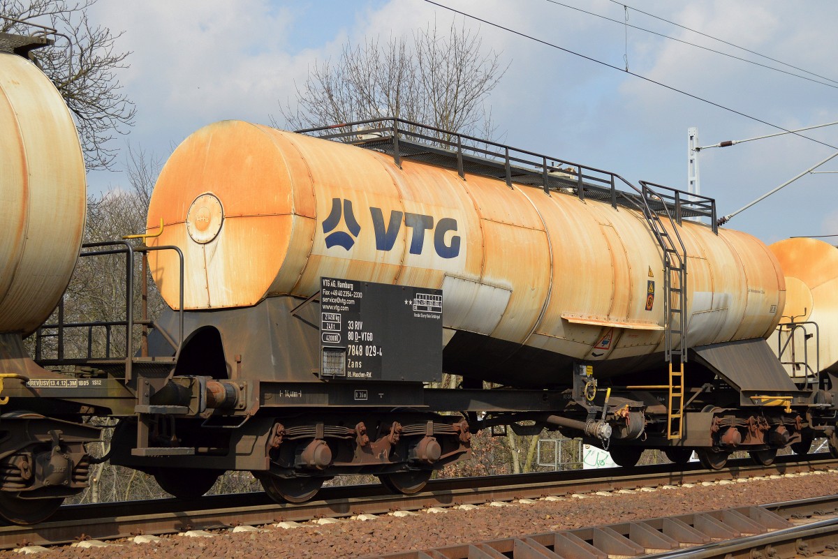 Knickkesselwagen für Kreideschlamm-Transporte vom Einsteller VTG in Hamburg mit der Nr. 33 RIV 80 D-VTGD 7848 029-4 zans Bf.:Maschen-Rbf. am 08.03.16 Berlin-Wuhlheide.